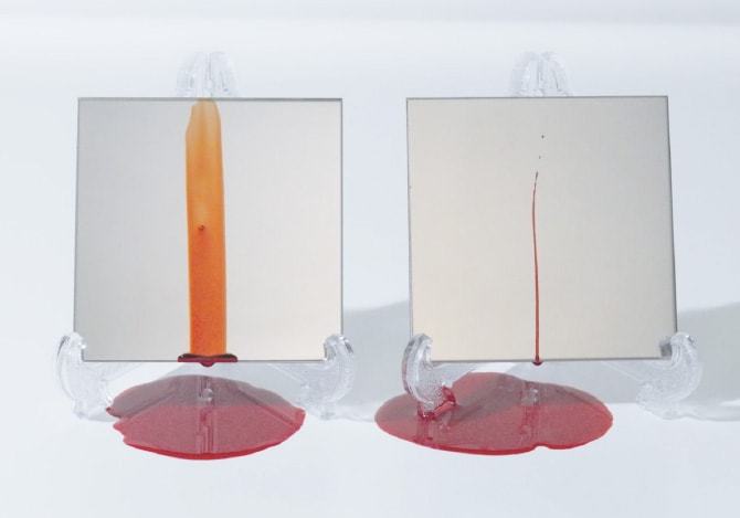 フォトレジスト滴下実験の比較。左側の非粘着コーティングされていないステンレス板は液体が太く広がって付着し、右側の非粘着コーティングされたステンレス板は細い筋状に流れ落ちている。