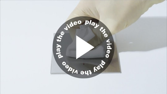 フォトレジスト滴下後の拭き取り（非粘着コーティング：あり）動画のサムネイル画像。クリックで動画を表示する。