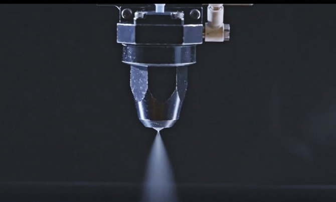 霧化ノズルの先端からミストが噴出している様子