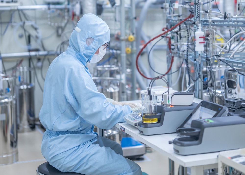 クリーンスーツを着て実験する様子